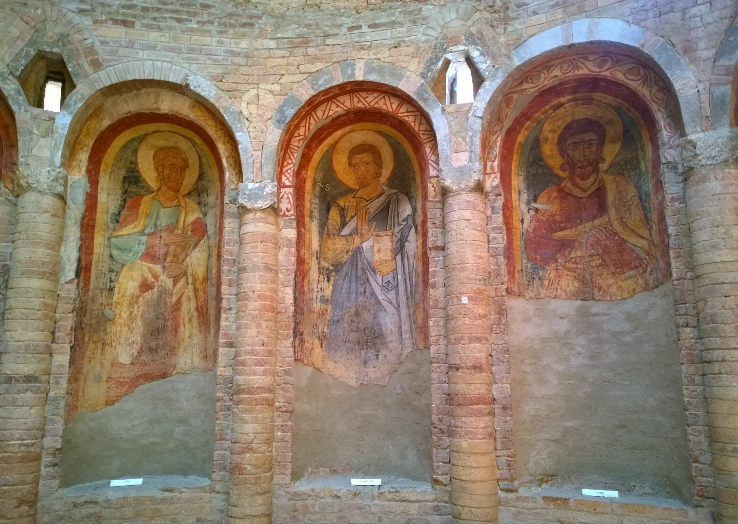 Foto 1 Le nicchie con affreschi allinterno Raffaela Cossarini CC BY SA 4.0 scaled