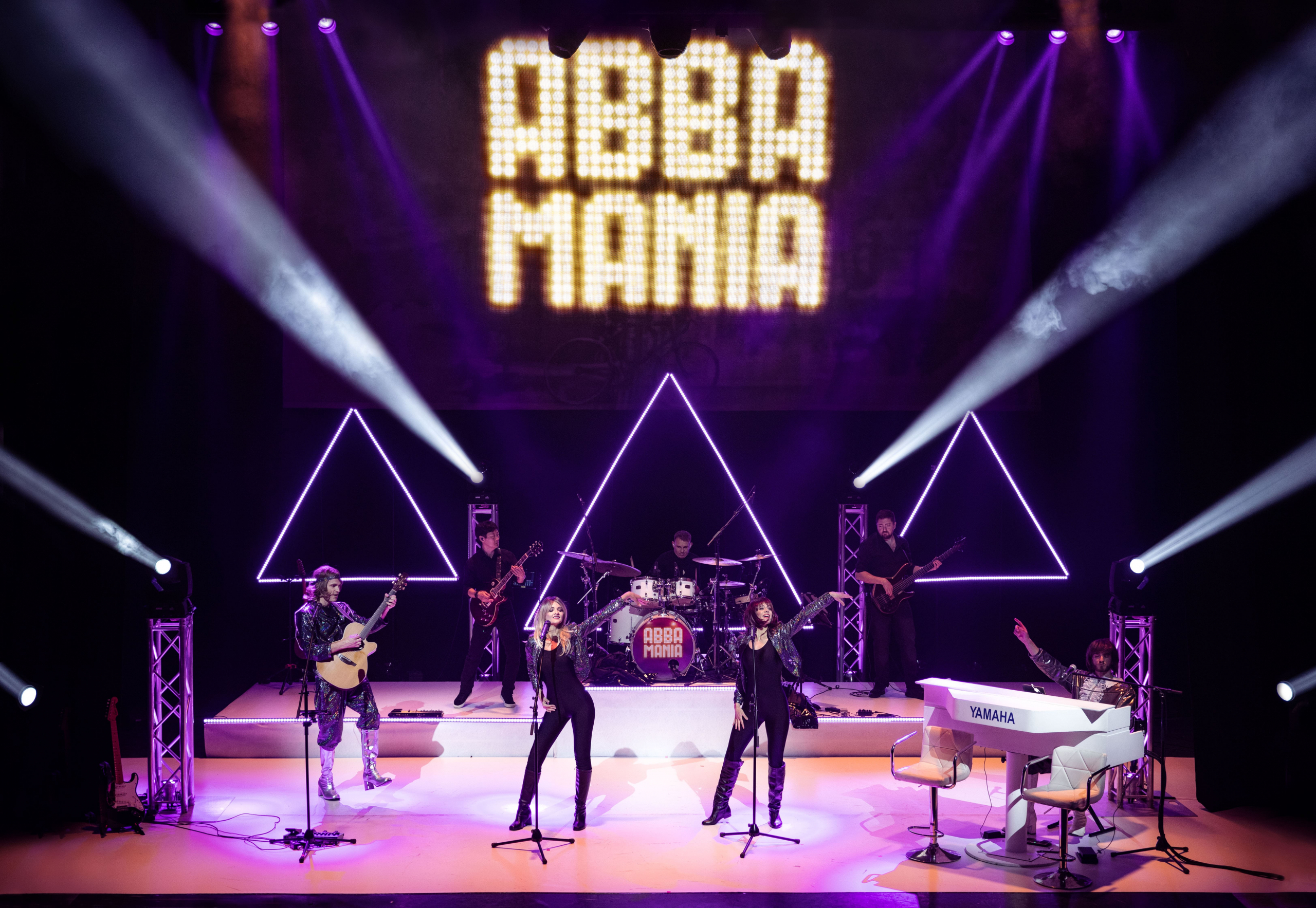 2. MANIA – THE ABBA TRIBUTE Photo Mark Senior scaled