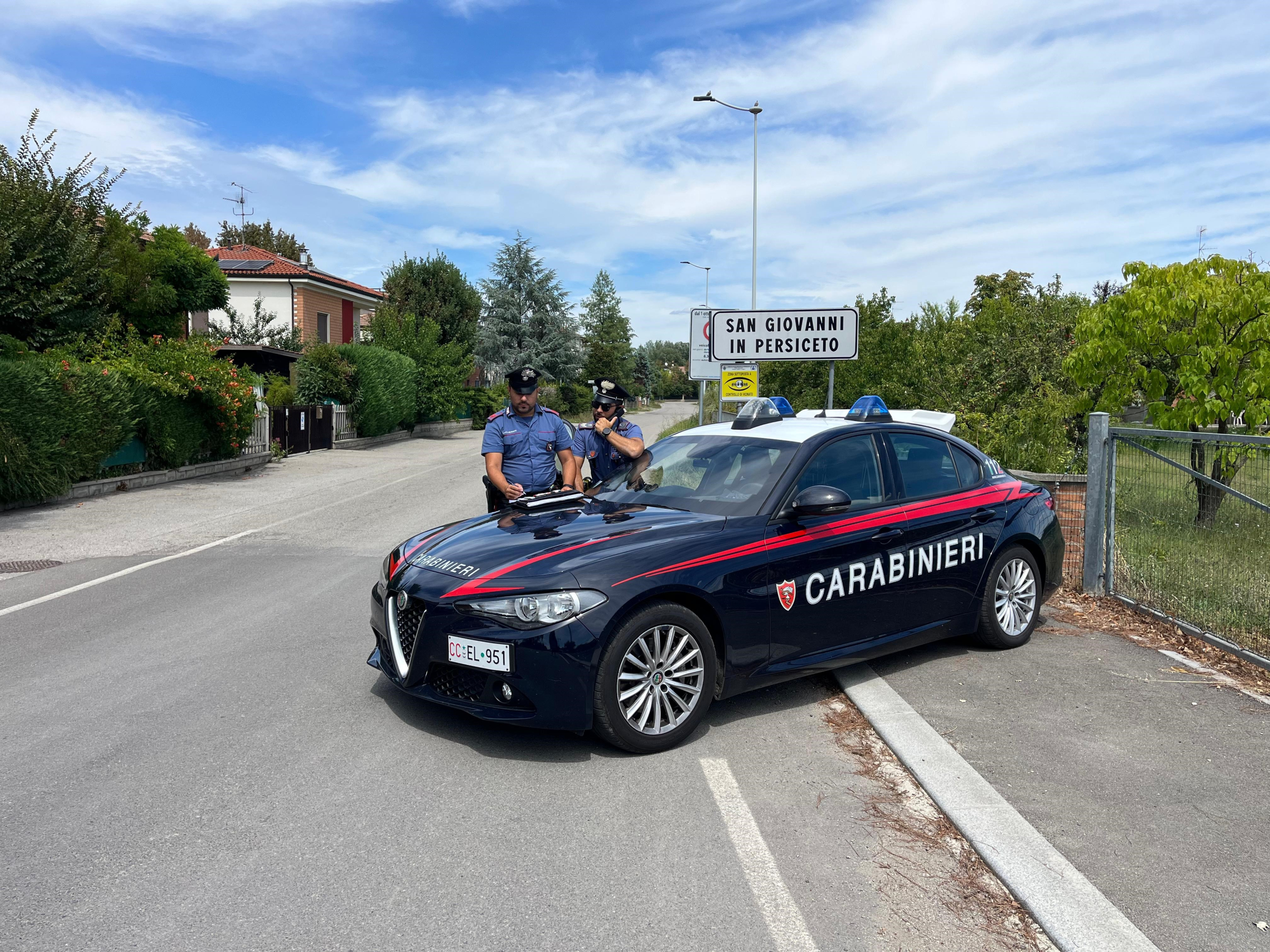 Calci all’auto dei Carabinieri